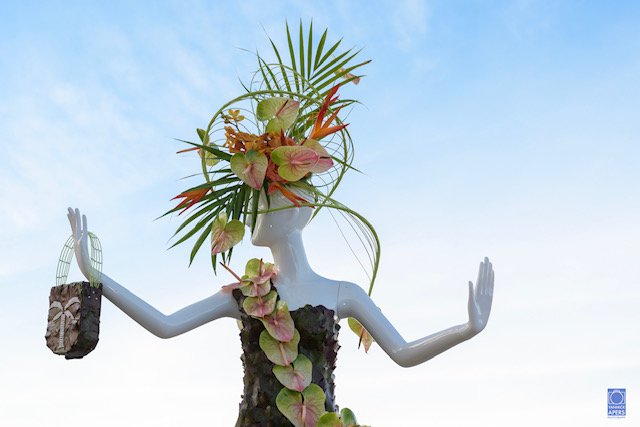 A floral mannequin showcasing the Palmeraie